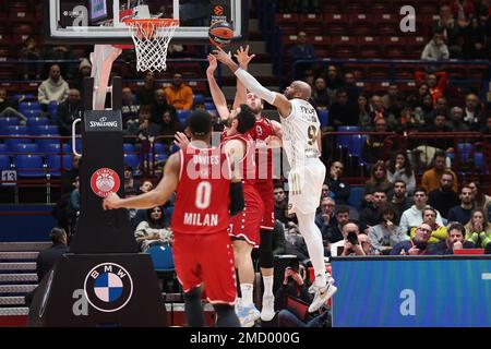 Mailand, Italien. 20. Januar 2023. Italien, Mailand, januar 20 2023: Alex Tyus (Asvel Forward) Offense Rebound im 4. Quartal während des Basketballspiels EA7 Emporio Armani Milan vs Asvel Villeurbanne, EuroLeague 2022-2023 round20 (Foto: Fabrizio Andrea Bertani/Pacific Press) Kredit: Pacific Press Media Production Corp./Alamy Live News Stockfoto