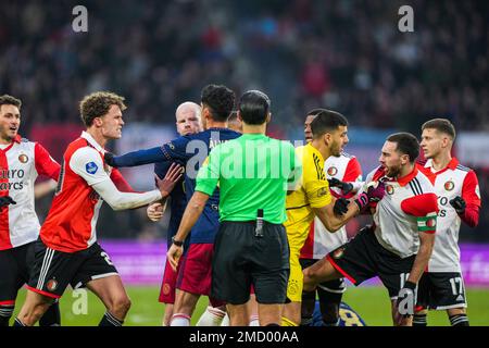 Rotterdam - Ein Kampf zwischen Spielern während des Spiels Feyenoord gegen Ajax im Stadion Feijenoord De Kuip am 22. Januar 2023 in Rotterdam, Niederlande. (Box zu Box Pictures/Tom Bode) Stockfoto