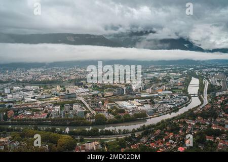 Grenoble Stadtlandschaft, unvergleichlicher Blick auf Grenoble Stadt mit Wolken und Berghintergrund Stockfoto