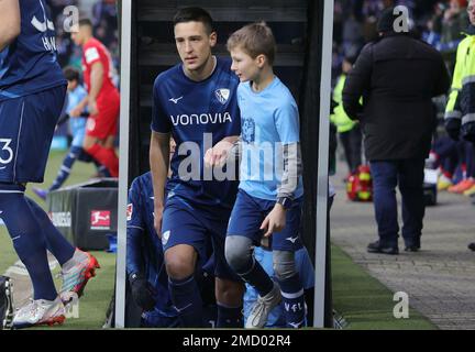 Bochum, Deutschland. 21. Januar 2023. firo : 01/21/2023 Fußball, 1. Liga, 1. Bundesliga, Staffel 2022/2023, VfL Bochum - Hertha BSC Berlin 3:1 Invasion, Keven Schlotterbeck Kredit: dpa/Alamy Live News Stockfoto