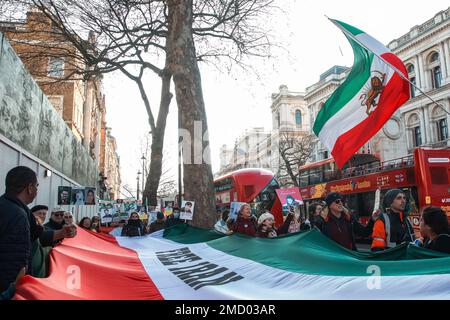 London, Großbritannien. 21. Januar 2023. Demonstranten mit iranischen Flaggen und Schildern marschieren solidarisch mit denen, die im ganzen Iran protestieren, durch Central London. Die Proteste im Iran begannen Mitte September 2022 nach dem Tod von Mahsa Amini, 22, in Polizeigewahrsam aus Kurdistan, der von der Moralpolizei während eines Besuchs in Teheran wegen angeblicher Verletzung der strengen Kleiderordnung für Frauen festgehalten worden war. Kredit: Mark Kerrison/Alamy Live News Stockfoto