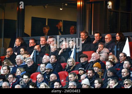 ROTTERDAM - (LR) KNVB-Direktor Top Football Nigel de Jong, KNVB-Generaldirektor Marianne van Leeuwen Feyenoord General Director Dennis te Kloese, Adrie Koster, Ajax Technical Manager Gerry Hamstra, Ajax Technical Director Klaas-Jan Huntelaar, Ajax General Director Edwin van der Sar, Ajax Commercial Director Menno GeelenAjax Chief Sports Officer Maurits Hendriks, Ajax Financial Director Susan Lenderink auf den Tribünen während des niederländischen Premier League-Spiels zwischen Feyenoord und Ajax im Feyenoord Stadion de Kuip am 22. Januar 2023 in Rotterdam, Niederlande. ANP MAURICE VAN STEEN niederlande out - Stockfoto