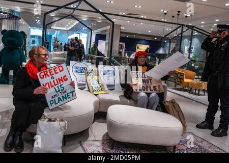 London, Großbritannien. 21. Januar 2023. Armutsbekämpfungsaktivisten veranstalten im Rahmen eines Aktionstags gegen Energiearmut im John Lewis Kaufhaus in der Oxford Street einen „Winter Warm-Up“-Protest. Aktivisten von Gruppen wie Fuel Poverty Action, Don't Pay und Fossil Free London fordern dringende Maßnahmen der britischen Regierung, um die Lebenshaltungskosten und Energiekrisen zu bekämpfen. Kredit: Mark Kerrison/Alamy Live News Stockfoto