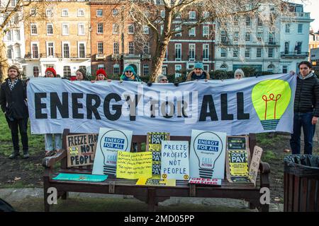 London, Großbritannien. 21. Januar 2023. Anti-Armutsbekämpfer versammeln sich im Rahmen eines Aktionstags gegen die Treibstoffarmut vor einem „Winter Warm-Up“-Protest im John Lewis Kaufhaus in der Oxford Street. Aktivisten von Gruppen wie Fuel Poverty Action, Don't Pay und Fossil Free London fordern dringende Maßnahmen der britischen Regierung, um die Lebenshaltungskosten und Energiekrisen zu bekämpfen. Kredit: Mark Kerrison/Alamy Live News Stockfoto