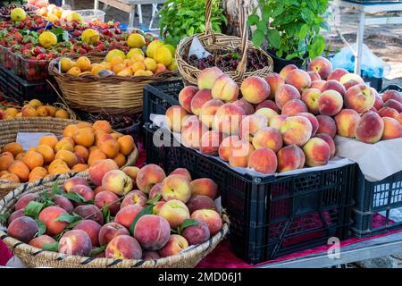 Brightly Coloured Fresh Fruit Displayed on a Weekly Market Stall, Baia Sardinia, Gallura, Sardinia, Italy. Stockfoto