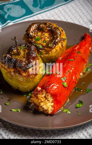 Griechischer traditioneller Gemista, gefüllte Paprika mit Fleisch und Reis Stockfoto