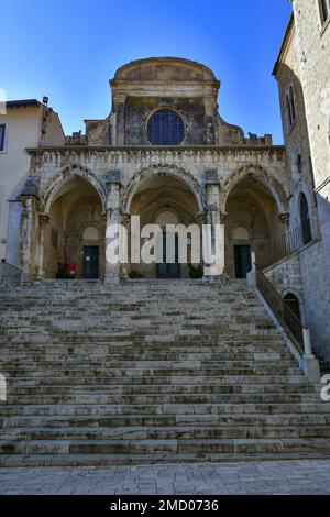 Portico und Eintritt in die Kathedrale von Priverno, eine mittelalterliche Stadt nicht weit von Rom in Italien. Stockfoto