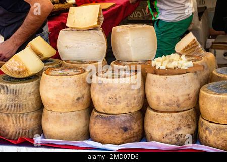 Details zu lokalen traditionellen sardischen Käsesorten auf einem Wochenmarkt, San Pantaleo, Gallura, Sardinien, Italien. Stockfoto