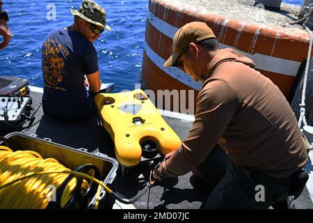 MARINEUNTERSTÜTZUNGSAKTION SOUDA BAY, Griechenland (11. Juli 2022) Petty Officer 2. Klasse Daniel Scheall, links, Und Chief Carlos Hernandez, rechts, beide Mitglieder des Underwater Construction Team 1 (UCT-1) und der Task Force SIX ACHT (CTF 68) zugeteilt, sorgen dafür, dass ein Defender ferngesteuertes Fahrzeug ordnungsgemäß vorbereitet ist, um Taucheinsätze am Marathi NATO Pier Complex in Souda Bay, 11. Juli 2022, zu unterstützen. Als Seabee-Taucher bauen, inspizieren und reparieren UCT-1-Unterwasserbautechniker Wasseranlagen, um den Betrieb der Navy und des Marine Corps auf der ganzen Welt zu unterstützen. Die NSA Souda Bay ist eine Operation Stockfoto