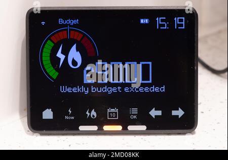 Slough, Berkshire, Großbritannien. 22. Januar 2023. Ein intelligenter Zähler für Zuhause, der die Kosten von £90 USD für Zweistoffbetrieb in einer Woche anzeigt. Die jüngste Kälte und die Notwendigkeit, sich warm zu halten, machen die Gas- und Stromkosten für die Haushalte noch schlimmer. Kredit: Maureen McLean/Alamy Live News Stockfoto