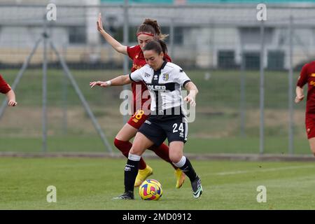 Melania Martinovic (Parma Women)Benedetta Glionna (Roma Femminile) Während des italienischen Frauenspiels „Serie A Women Between Parma Women 2-3 Roma Women“ im Noce Stadium am 22. Januar 2023 in Parma, Italien. (Foto: Maurizio Borsari/AFLO) Stockfoto