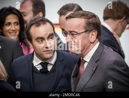 Paris, Frankreich. 22. Januar 2023. Der Verteidigungsminister Boris Pistorius (SPD, r) spricht mit seinem Amtskollegen Sébastien Lecornu nach dem Familienfoto im deutsch-französischen Ministerrat anlässlich des 60. Jahrestages des Elysée-Vertrags. Das wurde am 22. Januar 1963 von Konrad Adenauer und Charles de Gaulle unterzeichnet. Dieses Abkommen besiegelte die deutsch-französische Freundschaft und Zusammenarbeit zwischen den beiden Ländern. Kredit: Michael Kappeler/dpa/Alamy Live News Stockfoto