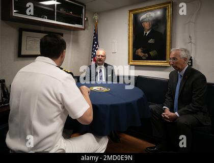 220711-N-DE439-1129 RIGA, Lettland (11. Juli 2022) Cmdr. Peter C. Flynn, befehlshabender Offizier der Arleigh-Burke-Klasse-Guided-Missile Destroyer USS Arleigh Burke (DDG 51), spricht mit dem lettischen Präsidenten Egils Levits und den USA Botschafter in der Republik Lettland, John L. Carwile, 11. Juli 2022. Arleigh Burke ist auf einem geplanten Einsatz in den USA Marinestreitkräfte Europa Einsatzgebiet, angestellt von den USA Sechste Flotte, die die Interessen der USA, Verbündeten und Partner verteidigt. Stockfoto