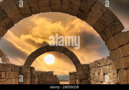 Caesarea Maritima (Israel) ist eine Hafenstadt, die von Herodes dem Großen zu Ehren von Cäsar Octavian Augustus gegründet wurde. Stockfoto