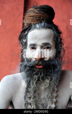 Porträt des heiligen Mannes auf den Ghats von River Ganges, Varanasi, Indien Stockfoto