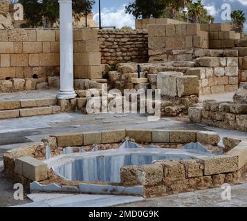 Caesarea Maritima (Israel) ist eine Hafenstadt, die von Herodes dem Großen zu Ehren von Cäsar Octavian Augustus gegründet wurde. Stockfoto