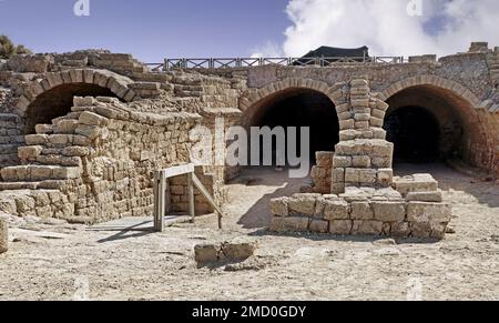 Caesarea Maritima (Israel) ist eine Hafenstadt, die von Herodes dem Großen zu Ehren von Cäsar Octavian Augustus gegründet wurde. Stockfoto