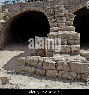 Caesarea Maritima (Israel) ist eine Hafenstadt, die von Herodes dem Großen zu Ehren von Cäsar Octavian Augustus gegründet wurde. Stockfoto