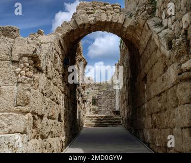 Caesarea Maritima (Israel) ist eine Hafenstadt, die von Herodes dem Großen zu Ehren von Cäsar Octavian Augustus gegründet wurde. Stockfoto