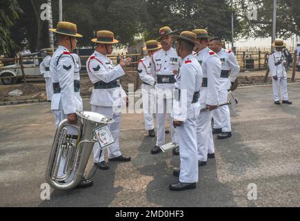 22. Januar 2023, Kalkutta, Westbengalen, Indien: Mitglieder der indischen Soldatenbande unterhalten sich miteinander, bevor sie an einer Generalprobe für die Parade zum Tag der Republik in Kalkutta teilnehmen. (Kreditbild: © Sudipta das/Pacific Press via ZUMA Press Wire) NUR REDAKTIONELLE VERWENDUNG! Nicht für den kommerziellen GEBRAUCH! Stockfoto