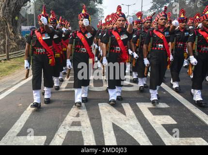 22. Januar 2023, Kalkutta, Westbengalen, Indien: Indische Soldaten marschieren während einer Generalprobe für die Parade zum Tag der Republik in Kalkutta. (Kreditbild: © Sudipta das/Pacific Press via ZUMA Press Wire) NUR REDAKTIONELLE VERWENDUNG! Nicht für den kommerziellen GEBRAUCH! Stockfoto
