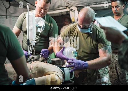 USA Navy Hospital Corpsman 2. Klasse Zach Gibson, ein Medizintechniker, der dem Kampflogistikbataillon 13, 13. Marine Expeditionary Unit zugeteilt wurde, liefert einem simulierten Verletzten während eines medizinischen Trainingsszenarios im Rahmen einer realistischen Urban Training Übung an der Marine Corps Air Station Yuma, Arizona, 7. Juni 2022. Die MEU von 13. führte EINE RUTSCHE durch, um die Integration und kollektive Fähigkeit der Kommando-, Luft-, Boden- und Logistikelemente der MEU zu verbessern und die MEU von 13. vorzubereiten, um den Krisenreaktionsbedarf des Landes während seines bevorstehenden Einsatzes in Übersee zu decken. Stockfoto