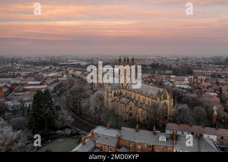 Ein Luftblick auf die Marktstadt Selby in North Yorkshire mit der antiken Architektur von Selby Abbey bei Sonnenaufgang an einem kalten Wintermorgen Stockfoto