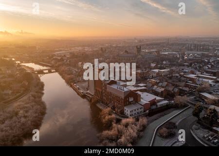 Ein Luftblick auf die Marktstadt Selby in North Yorkshire mit Brücke über den Fluss Ouse und Industriegebäuden Stockfoto
