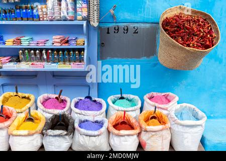 Bunte Gewürze und Farbstoffe in der Straße der blauen Stadt, Chefchaouen, Marokko. Stockfoto