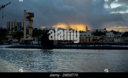 220712-N-LN285-1085 JOINT BASE PEARL HARBOR-HICKAM, Hawaii (12. Juli 2022) -- das Los Angeles-Klasse Schnellangriff-U-Boot USS Charlotte (SSN 766) verlässt die Joint Base Pearl Harbor-Hickam während des Rim of the Pacific (RIMPAC) 2022. 26 Nationen, 38 Schiffe, vier U-Boote, mehr als 170 Flugzeuge und 25.000 Mitarbeiter nehmen vom 29. Juni bis zum 4. August an RIMPAC in und um die Hawaii-Inseln und Südkalifornien Teil. RIMPAC, die weltweit größte internationale maritime Übung, bietet eine einzigartige Ausbildungsmöglichkeit und fördert und pflegt die kooperativen Beziehungen zwischen den Teilnehmern Stockfoto