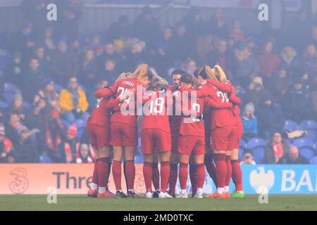 Kingston, Großbritannien. 22. Januar 2023. Liverpool Women versammelt sich vor dem Start beim FA Women's Super League-Spiel zwischen Chelsea Women und Liverpool Women im Cherry Red Records Stadium, Kingston, England, am 22. Januar 2023. Foto von Carlton Myrie. Nur redaktionelle Verwendung, Lizenz für kommerzielle Verwendung erforderlich. Keine Verwendung bei Wetten, Spielen oder Veröffentlichungen von Clubs/Ligen/Spielern. Kredit: UK Sports Pics Ltd/Alamy Live News Stockfoto