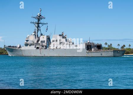 220712-N-RG360-1031 PEARL HARBOR (12. Juli 2022) – Arleigh-Burke-Class Guided-Missile Destroyer USS Sampson (DDG 102) verlässt Pearl Harbor, um die AT-Sea-Phase von Rim of the Pacific (RIMPAC) 2022 am 12. Juli zu beginnen. Von Juni 29 bis August 4 nehmen an der RIMPAC 25.000 Nationen, 38 Schiffe, vier U-Boote, mehr als 170 Flugzeuge und Mitarbeiter auf und um die hawaiianischen Inseln und Südkalifornien Teil. RIMPAC ist die weltweit größte internationale Seefahrt-Übung und bietet eine einzigartige Ausbildungsmöglichkeit und fördert und pflegt gleichzeitig die kooperativen Beziehungen zwischen den Teilnehmern, die für wichtig sind Stockfoto