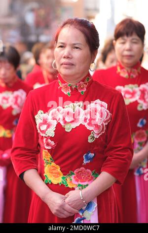 Eine Frau chinesischen Ursprungs, die während der chinesischen Neujahrsparade in Madrid in einem traditionellen Kostüm gekleidet ist. Mit mehr als 4.000 Jahren Antike ist es das wichtigste Fest des asiatischen Landes, und in diesem Jahr wird der Hauptakteur das Kaninchen sein, ein Tier, das Frieden, Freundlichkeit und Hoffnung repräsentiert. China feiert sein neues Jahr, indem es seinem eigenen Horoskop folgt, das von den Mondphasen und nicht vom gregorianischen Kalender bestimmt wird, sodass sich das jährliche Startdatum ändert. Das Epizentrum ist der Stadtteil Usera, der die größte chinesische Gemeinde in Madrid vereint. Stockfoto