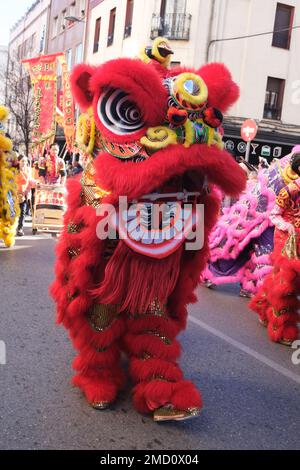 Mehrere Menschen tragen während der chinesischen Neujahrsparade in Madrid ein Drachenkostüm chinesischen Ursprungs. Mit mehr als 4.000 Jahren Antike ist es das wichtigste Fest des asiatischen Landes, und in diesem Jahr wird der Hauptakteur das Kaninchen sein, ein Tier, das Frieden, Freundlichkeit und Hoffnung repräsentiert. China feiert sein neues Jahr, indem es seinem eigenen Horoskop folgt, das von den Mondphasen und nicht vom gregorianischen Kalender bestimmt wird, sodass sich das jährliche Startdatum ändert. Das Epizentrum ist der Stadtteil Usera, der die größte chinesische Gemeinde in Madrid vereint. Stockfoto