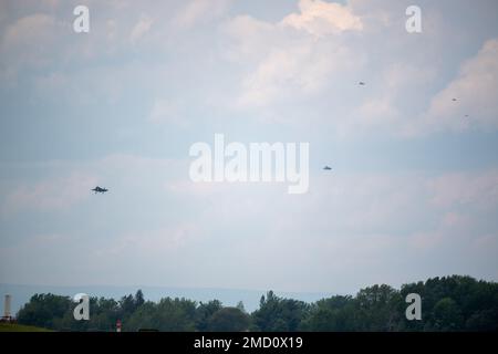 Fünf F-35A Lightning II-Flugzeuge aus dem 33. Fighter Wing, antreten zur Landung an der Vermont Air National Guard Base, South Burlington, Vermont, 12. Juli 2022. Der 33. Fighter Wing nutzt den Luftraum der Vermont Air National Guard, um den effektiven Flugbetrieb bei gefährlichem Sommerwetter auf dem Luftwaffenstützpunkt Eglin, Florida, fortzusetzen. Stockfoto