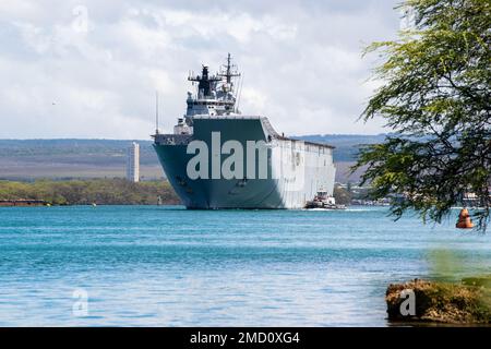 220712-N-RG360-1038 PEARL HARBOR (12. Juli 2022) – Royal Australian Navy Landing Helikopter Dock HMAS Canberra (L02) startet Pearl Harbor, um die AT-Sea-Phase von Rim of the Pacific (RIMPAC) 2022, Juli 12, zu beginnen. Von Juni 29 bis August 4 nehmen an der RIMPAC 25.000 Nationen, 38 Schiffe, vier U-Boote, mehr als 170 Flugzeuge und Mitarbeiter auf und um die hawaiianischen Inseln und Südkalifornien Teil. RIMPAC ist die weltweit größte internationale Seefahrt-Übung und bietet eine einzigartige Ausbildungsmöglichkeit und fördert und pflegt gleichzeitig die kooperativen Beziehungen zwischen den Teilnehmern, die für wichtig sind Stockfoto