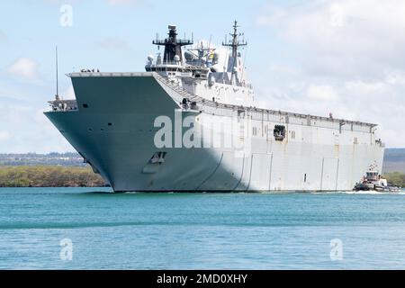 220712-N-RG360-1042 PEARL HARBOR (12. Juli 2022) – die Royal Australian Navy legt den Hubschrauberlandeplatz HMAS Canberra (L02) von Pearl Harbor ab, um am 12. Juli die auf See gelegene Phase des Rim of the Pacific (RIMPAC) 2022 zu beginnen. 26 Nationen, 38 Schiffe, vier U-Boote, mehr als 170 Flugzeuge und 25.000 Mitarbeiter nehmen vom 29. Juni bis zum 4. August an RIMPAC in und um die Hawaii-Inseln und Südkalifornien Teil. RIMPAC, die weltweit größte internationale maritime Übung, bietet eine einzigartige Ausbildungsmöglichkeit und fördert und pflegt kooperative Beziehungen zwischen den Teilnehmern, die für wichtig sind Stockfoto