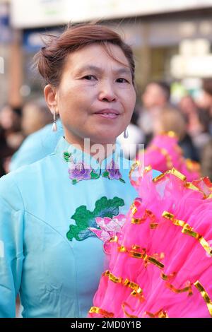 Eine Frau chinesischen Ursprungs, die während der chinesischen Neujahrsparade in Madrid in einem traditionellen Kostüm gekleidet ist. Mit mehr als 4.000 Jahren Antike ist es das wichtigste Fest des asiatischen Landes, und in diesem Jahr wird der Hauptakteur das Kaninchen sein, ein Tier, das Frieden, Freundlichkeit und Hoffnung repräsentiert. China feiert sein neues Jahr, indem es seinem eigenen Horoskop folgt, das von den Mondphasen und nicht vom gregorianischen Kalender bestimmt wird, sodass sich das jährliche Startdatum ändert. Das Epizentrum ist der Stadtteil Usera, der die größte chinesische Gemeinde in Madrid vereint. (Foto von Atila Stockfoto