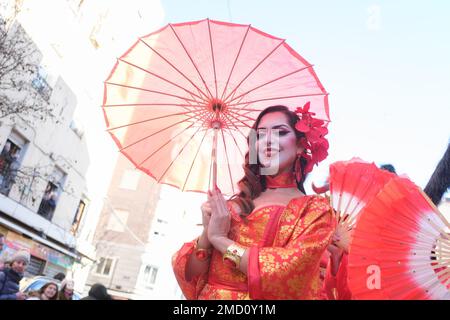 Eine Frau chinesischen Ursprungs, die während der chinesischen Neujahrsparade in Madrid in einem traditionellen Kostüm gekleidet ist. Mit mehr als 4.000 Jahren Antike ist es das wichtigste Fest des asiatischen Landes, und in diesem Jahr wird der Hauptakteur das Kaninchen sein, ein Tier, das Frieden, Freundlichkeit und Hoffnung repräsentiert. China feiert sein neues Jahr, indem es seinem eigenen Horoskop folgt, das von den Mondphasen und nicht vom gregorianischen Kalender bestimmt wird, sodass sich das jährliche Startdatum ändert. Das Epizentrum ist der Stadtteil Usera, der die größte chinesische Gemeinde in Madrid vereint. (Foto von Atila Stockfoto