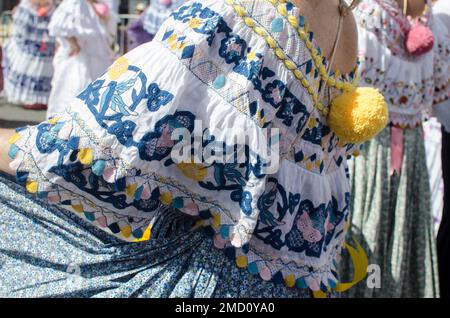 Aus nächster Nähe zu panamaischem traditionellem Kostüm Stockfoto