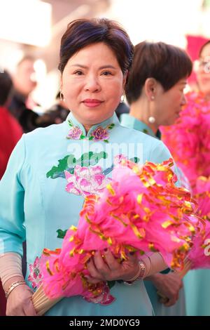 Eine Frau chinesischen Ursprungs, die während der chinesischen Neujahrsparade in Madrid in einem traditionellen Kostüm gekleidet ist. Mit mehr als 4.000 Jahren Antike ist es das wichtigste Fest des asiatischen Landes, und in diesem Jahr wird der Hauptakteur das Kaninchen sein, ein Tier, das Frieden, Freundlichkeit und Hoffnung repräsentiert. China feiert sein neues Jahr, indem es seinem eigenen Horoskop folgt, das von den Mondphasen und nicht vom gregorianischen Kalender bestimmt wird, sodass sich das jährliche Startdatum ändert. Das Epizentrum ist der Stadtteil Usera, der die größte chinesische Gemeinde in Madrid vereint. (Foto von Atila Stockfoto