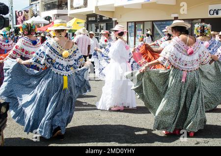 Menschen tanzen in panamaischen Pollera-Kleidern Stockfoto