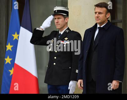 Der französische Präsident Emmanuel Macron und der deutsche Kanzler Olaf Scholz (ungesehen) kommen zu einer Kabinettssitzung im Rahmen der Feierlichkeiten zum 60. Jahrestag der Unterzeichnung des Elysévertrags, um die Aussöhnung zwischen Frankreich und Westdeutschland zu besiegeln. 18 Jahre nach dem Zweiten Weltkrieg im Präsidentenpalast Elysee in Paris am 22. Januar 2023. Das Datum der Wiedervereinigung ist hochgradig symbolisch: Sechzig Jahre auf den Tag nach der Unterzeichnung des Elysee-Vertrags durch Charles de Gaulle und Konrad Adenauer, der "das Ende von Jahrzehnten, wenn nicht gar Jahrhunderten, heftiger Rivalitäten und blutiger Kriege verkündete", schreiben die beiden l Stockfoto