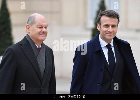 Der französische Präsident Emmanuel Macron und der deutsche Bundeskanzler Olaf Scholz kommen zu einer Kabinettssitzung im Rahmen der Feierlichkeiten anlässlich des 60. Jahrestages der Unterzeichnung des Elysévertrags, um die Aussöhnung zwischen Frankreich und Westdeutschland zu besiegeln. 18 Jahre nach dem Zweiten Weltkrieg im Präsidentenpalast Elysee in Paris am 22. Januar 2023. Das Datum der Wiedervereinigung ist hochgradig symbolisch: Sechzig Jahre auf den Tag nach der Unterzeichnung des Elysee-Vertrags durch Charles de Gaulle und Konrad Adenauer, der "das Ende von Jahrzehnten, wenn nicht gar Jahrhunderten, heftiger Rivalitäten und blutigen Kriegen verkündete", schreiben Sie die beiden Führer hinein Stockfoto