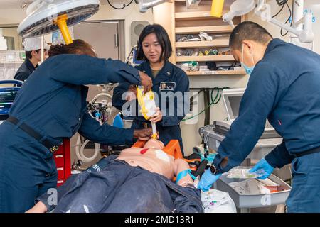 220712-N-VQ947-1092 PAZIFIK (12. Juli 2022) — Hospital Corpsman 2. Klasse Andrea Thomas, links, aus Pascagoula, Mississippi, Und Hospital Corpsman 3. Klasse Brittany Nguyen, Center, aus Sioux City, Iowa, stabilisiert einen simulierten Patienten während einer medizinischen Evakuierungsübung an Bord des Amphibienschiffs USS Portland (LPD 27) der San Antonio-Klasse während Rim of the Pacific (RIMPAC) 2022 in Südkalifornien. Von Juni 29 bis August 4 nehmen an der RIMPAC in und um die hawaiianische Isla 26 Nationen, 38 Schiffe, 4 U-Boote, mehr als 170 Flugzeuge und 25.000 Mitarbeiter Teil Stockfoto