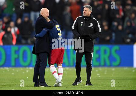 ROTTERDAM - (lr) Feyenoord Coach Arne Slot, Owen Wijndal von Ajax, Feyenoord Assistenztrainer Marino Pusic nach dem niederländischen Premier-League-Spiel zwischen Feyenoord und Ajax im Feyenoord Stadion de Kuip am 22. Januar 2023 in Rotterdam, Niederlande. ANP OLAF KRAAK niederlande raus - belgien raus Stockfoto