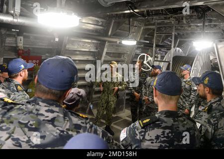 220712-N-ZS023-1033 SAN DIEGO (12. Juli 2022) LT. Cmdr. Jonathan Leo, Center, ein Einheimischer aus Atlanta und Einsatzoffizier an Bord der Vorkommissionseinheit Canberra (LCS 30), spricht mit dem Royal Australian Navy Clearance Diving Team vier (CDT4) Seeleute in der Missionsbucht des Schiffes. CDT4 nimmt derzeit am Rim of the Pacific (RIMPAC) 2022 in Südkalifornien Teil. Von Juni 29 bis August 4 nehmen an der RIMPAC 25.000 Nationen, 38 Schiffe, vier U-Boote, mehr als 170 Flugzeuge und Mitarbeiter auf und um die hawaiianischen Inseln und den Süden Teil Stockfoto