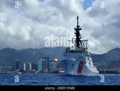 HONOLULU (12. Juli 2022) – der Legend-Klasse-Cutter USCGC Midgett (WMSL 757) verlässt den Hafen von Honolulu, um die auf See gelegene Phase von Rim of the Pacific (RIMPAC) 2022 zu beginnen. 26 Nationen, 38 Schiffe, vier U-Boote, mehr als 170 Flugzeuge und 25.000 Mitarbeiter nehmen vom 29. Juni bis zum 4. August an RIMPAC in und um die Hawaii-Inseln und Südkalifornien Teil. RIMPAC ist die weltweit größte internationale maritime Übung und bietet eine einzigartige Ausbildungsmöglichkeit. Gleichzeitig werden kooperative Beziehungen zwischen den Teilnehmern gefördert und aufrechterhalten, die für die Sicherheit der Seewege und die Sicherheit auf den Seewegen von entscheidender Bedeutung sind Stockfoto