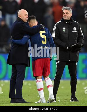 ROTTERDAM - (lr) Feyenoord Coach Arne Slot, Owen Wijndal von Ajax, Feyenoord Assistenztrainer Marino Pusic nach dem niederländischen Premier-League-Spiel zwischen Feyenoord und Ajax im Feyenoord Stadion de Kuip am 22. Januar 2023 in Rotterdam, Niederlande. ANP OLAF KRAAK niederlande raus - belgien raus Stockfoto