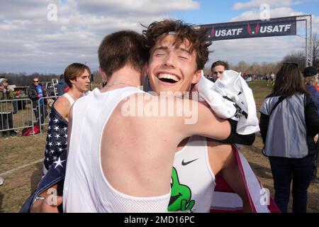 Emilio Young alias Leo Young (mit Blick nach vorne) und Breyden Seymour aus Newbury Park begrüßen sich nach dem U20-Rennen der Männer während der USA Cross Country Championships am Samstag, 21. Januar 2023, in Richmond, Virginia Stockfoto